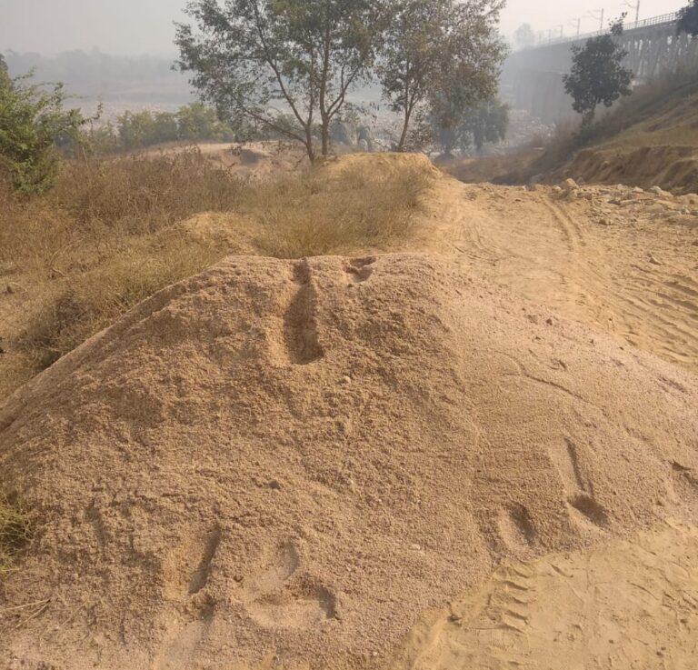 दुद्धी – टेढ़ा में खननकर्ताओं की दबंगई ,ट्रेक्टर पकड़ने गए वन दरोगा को कुचलने के किया प्रयास।