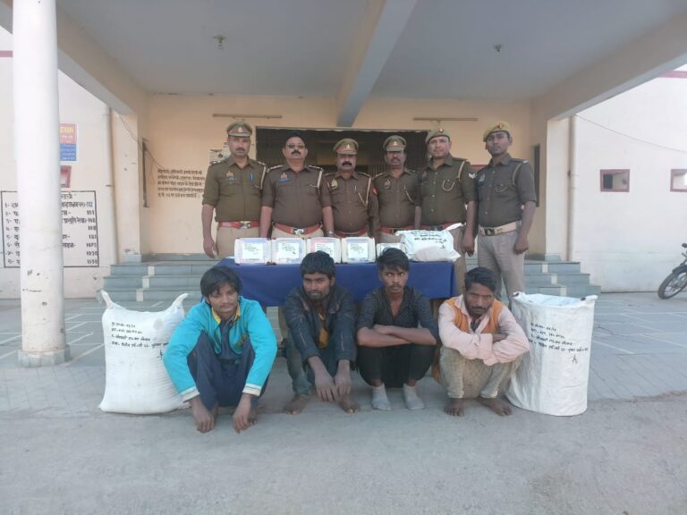 रॉबर्ट्सगंज पुलिस द्वारा चोरी सम्बन्धी प्रकरण में 04 नफर वांछित अभियुक्तगण को चोरी के सामान के साथ किया गया गिरफ्तार।