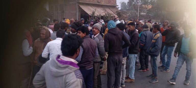 ट्रक से टकराने पर बाइक सवार की मृत्यु दूसरा घायल।