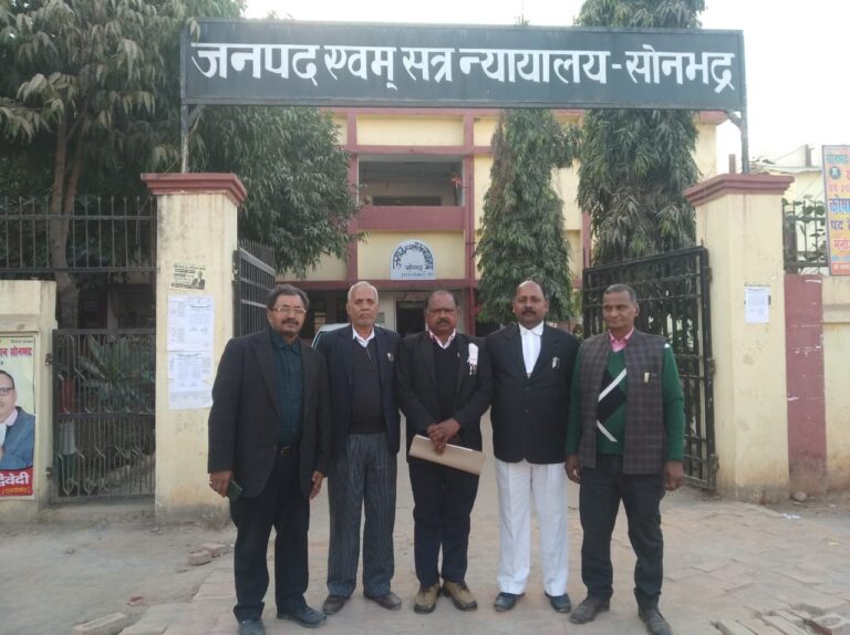 सिविल बार एसोसिएशन का 5 सदस्य प्रतिनिधि मंडल जनपद एवं सत्र न्यायाधीश जस्टिस माननीय अशोक यादव से कोर्ट संबंधी मामले को लेकर मिला।
