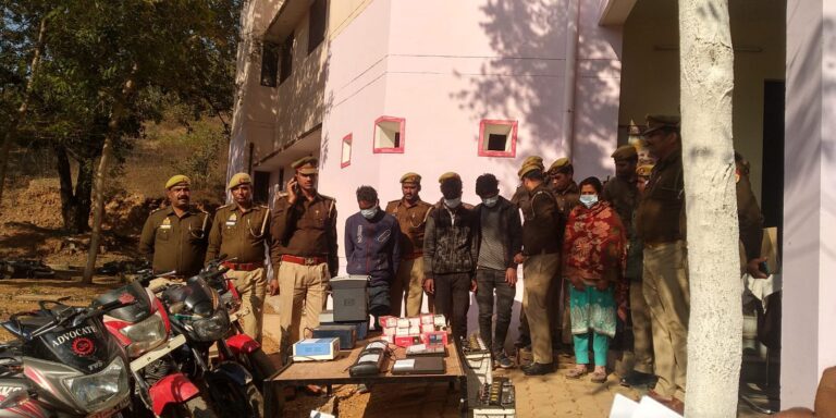 दुद्धी : चोरों के सरगने ने किया था नाक में दम, पति-पत्नी समेत दो को पुलिस ने किया गिरफ्तार।