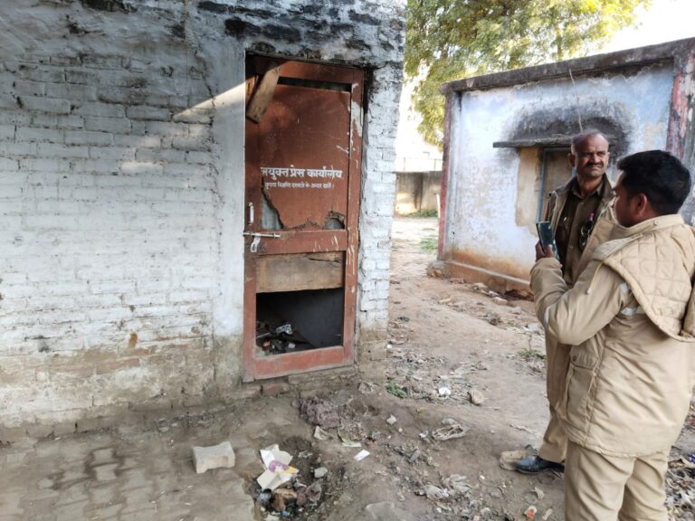 संयुक्त प्रेस कार्यालय का ताला व दरवाजा तोड़ चोर समान लेकर चलते बने।