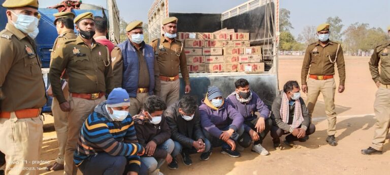 सोनभद्र : दुद्धी व विण्ढमगंज पुलिस ने चोरी की 2 पिकअप में 5100 अवैध अंग्रेजी शराब की पाउच किया बरामद।