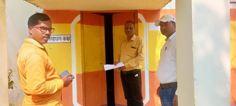 चोरों ने विद्यालय का ताला तोड़कर सामान पर किया हाथ साफ।