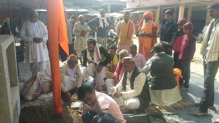 शिवद्वार में फरवरी में होने वाले यज्ञ के लिए गठित समिति।