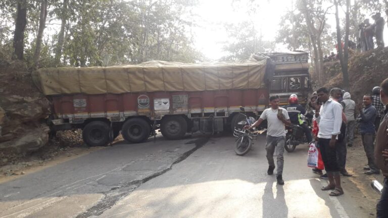 गोविंदपुर-मुर्धवा मार्ग में ट्रक और ट्रेलर में भीषण दुर्घटना, आवागमन बाधित, ट्रेलर चालक फंसा, रेस्क्यू जारी।