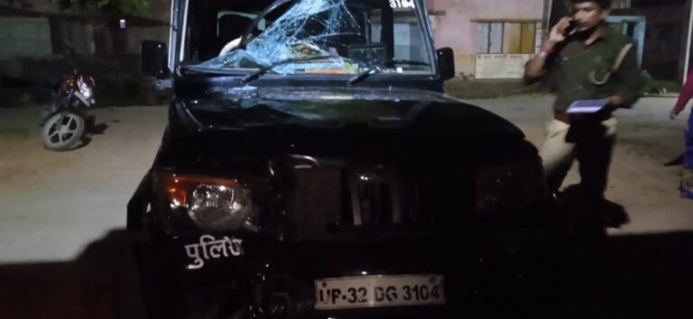 112 नंबर पुलिस वैन से बाइक की जबरदस्त टक्कर, दो गंभीर।