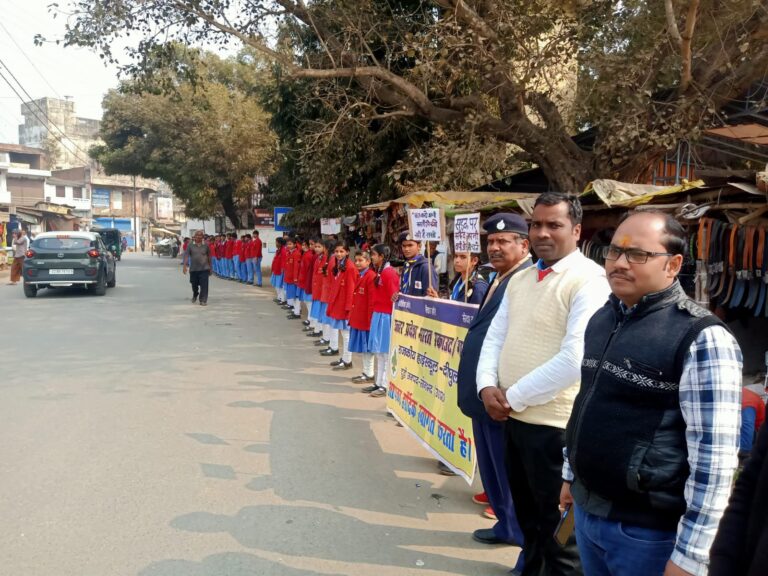 सड़क सुरक्षा को लेकर दुद्धी में मानव श्रृंखला का आगाज,लोगों यातायात सुरक्षा एवं नशा मुक्ति के लिए किया गया जागरूक।