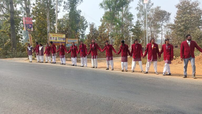 म्योरपुर मे बनाई गई मानव श्रृंखला, लोगो को दिया गया यातायात जागरुकता के लिए संदेश।