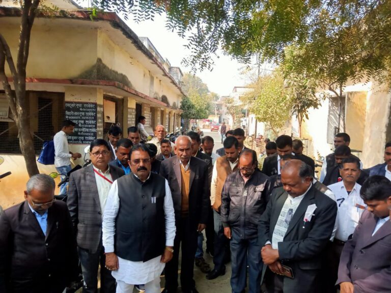 अधिवक्ता विष्णु सिंह को पितृ शोक पर बार एसोसिएशन ने शोक सभा कर श्रद्धांजलि दी।