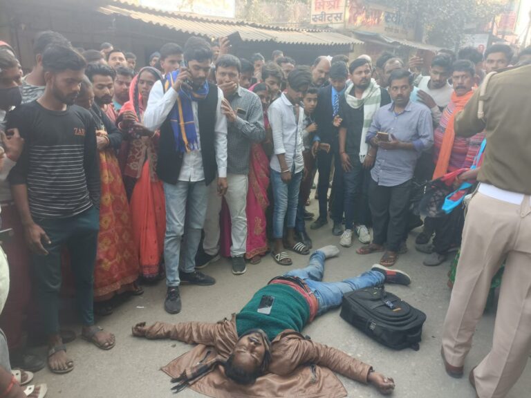 सोनभद्र : 50 फीट फ्लाईओवर से गिरा युवक,मौत।