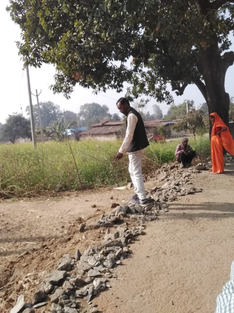 सड़क नवीनीकरण में मानक की अनदेखी, गांवो में अक्सर मिल जाते हैं इस प्रकार के मामले।