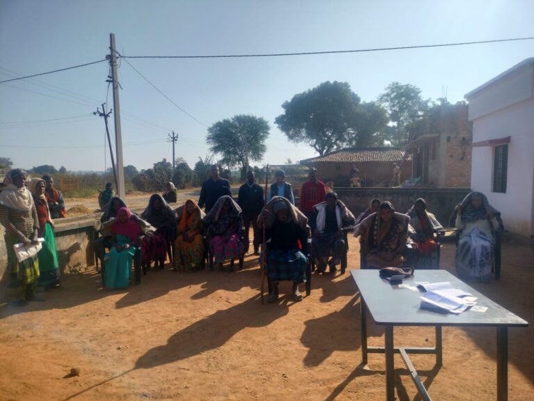 लिलासी पंचायत भवन में जरुरतमंदो में बटा कम्बल, विधवाओं को मिली वरीयता।