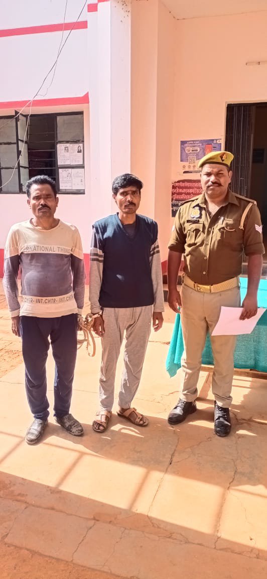 पेड़ काटने को लेकर दो सगे भाई के विवाद में पुलिस ने दोनों का किया चालान।