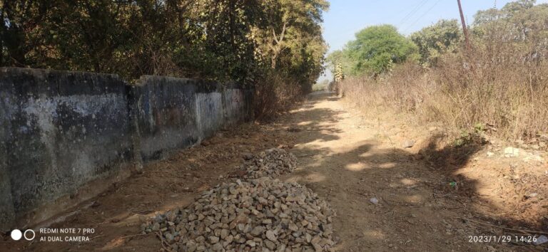 दुद्धी : PWD निर्माणाधीन सड़क को लेकर विवाद, निर्माण कार्य रुका।