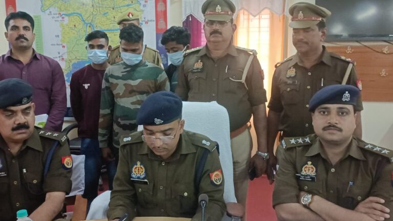 क्राइम ब्रांच व थाना रॉबर्ट्सगंज पुलिस ने नोट की नकली गड्डी बनाकर ठगी करने वाले अन्तरप्रान्तीय गैंग के तीन सदस्य को किया गिरफ्तार।