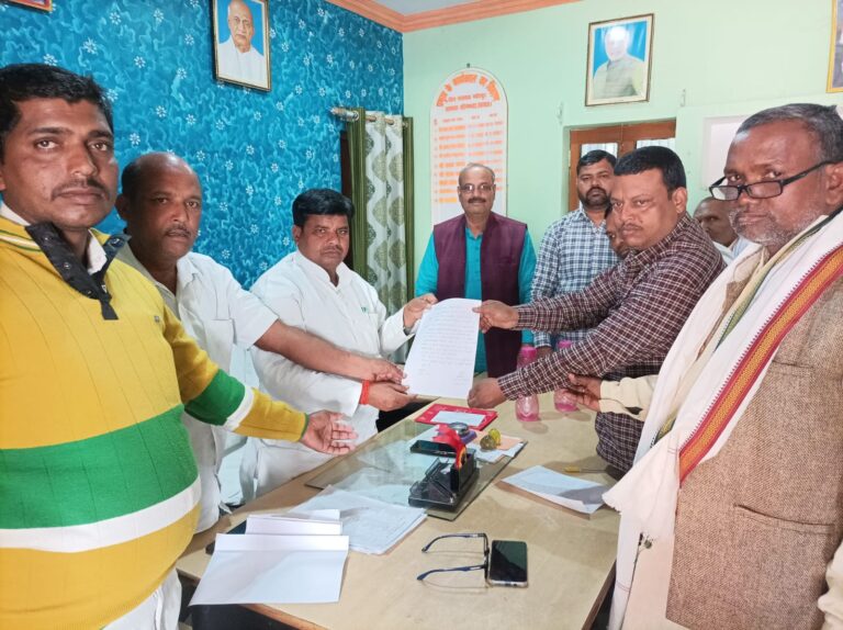 प्रधान प्रतिनिधि ने ब्लॉक प्रमुख को ज्ञापन सौंप की स्वीकृति की मांग