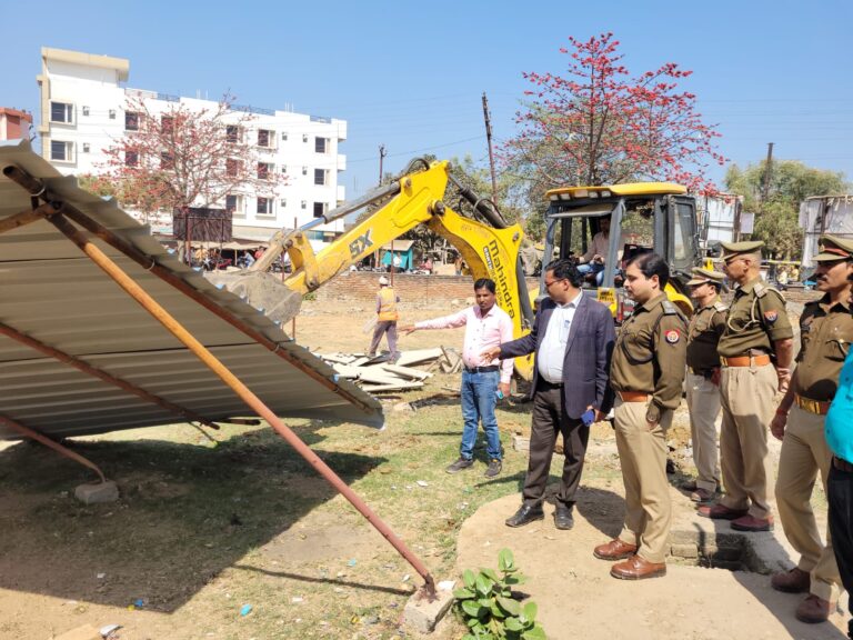 न्यायालय परिसर से हटवाया गया अतिक्रमण