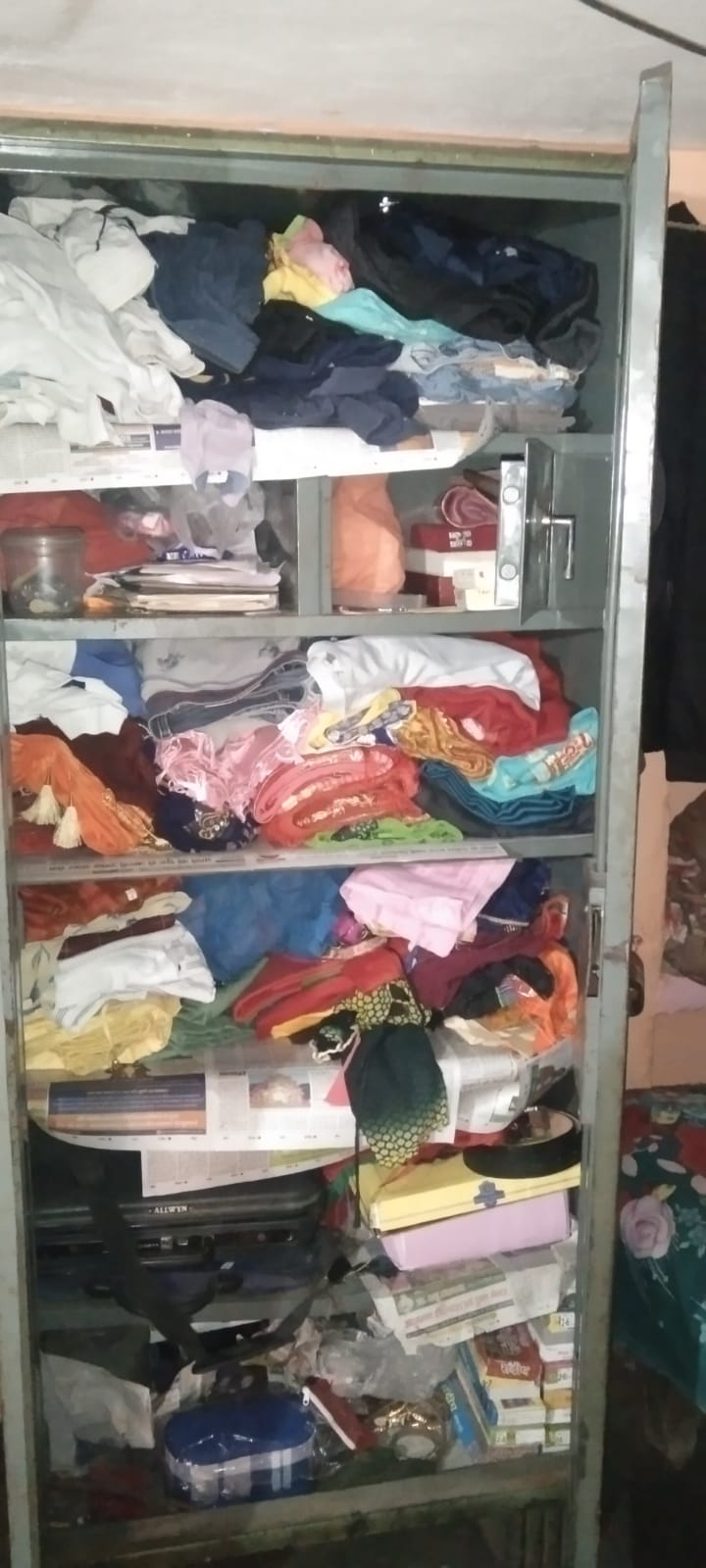 चोरों ने बंद घर को बनाया निशाना जेवर,नगदी, बर्तन समेत अनाज पर किया हाथ।