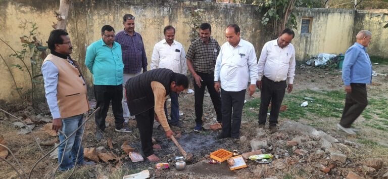 Duddhi : अधिवक्ताओं हेतु सार्वजनिक हाल एवं शौचालय निर्माण का वैदिक मंत्रोच्चारण के बीच हुआ भूमि पूजन।
