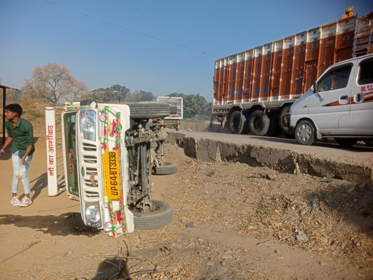 50 नंबर रेलवे फाटक के पास अनियंत्रित पिकअप हैवी ब्रेकर के पास पलट गई बाल-बाल बचा ड्राइवर।