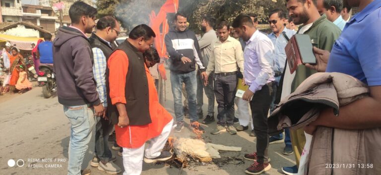 बजरंग दल भाजपा नेता स्वामी प्रसाद मौर्य का पुतला फूंका।