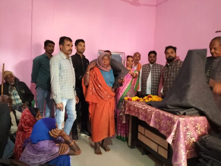धनखोर में विधायक प्रतिनिधि ने बांटे जरूरतमंदों को कंबल।