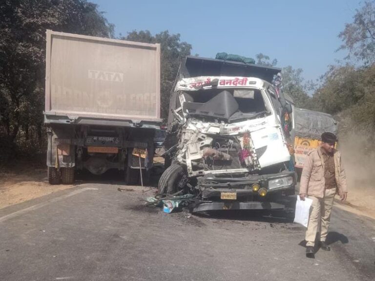 ट्रेलर व हाईवा की आमने सामने टक्कर में एक की मौत एक गंभीर।