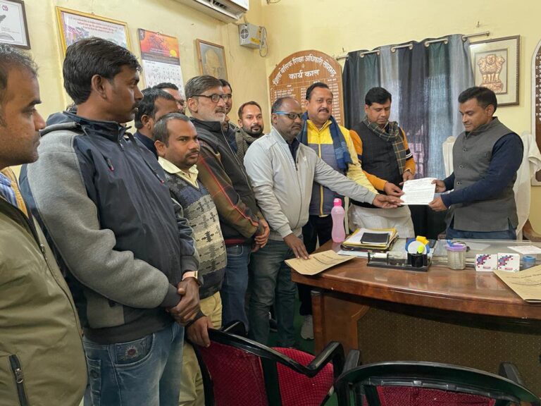 चार सूत्रीय मांगों को लेकर उत्तर प्रदेशीय प्राथमिक शिक्षक संघ के जिला अध्यक्ष योगेश पांडेय ने अपने पदाधिकारियो के साथ बेसिक शिक्षा अधिकारी सोनभद्र को सौंपा ज्ञापन।