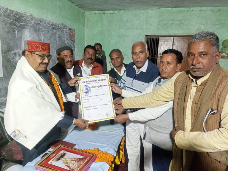 महीयसी नेपुरी देवी सम्मान से सम्मानित किए गए डॉ. लवकुश प्रजापति।