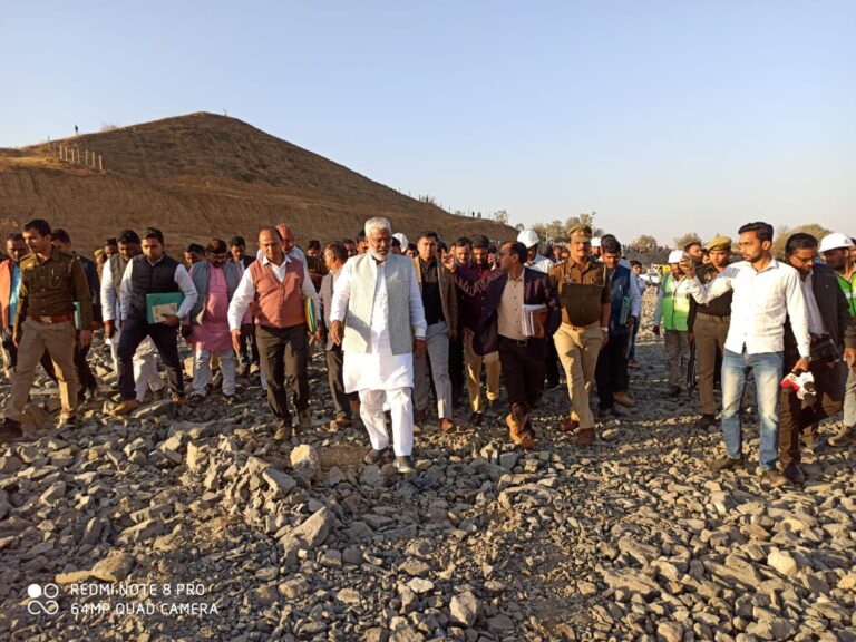 प्रदेश के जल शक्ति मंत्री ने निर्माणाधीन कनहर सिंचाई परियोजना का किया निरीक्षण।