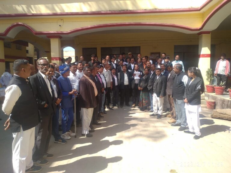 बार काउंसिल ऑफ उत्तर प्रदेश के आह्वान पर अधिवक्ताओं का बाह में काली पट्टी बांधकर प्रदर्शन और जुलूस नारेबाजी।