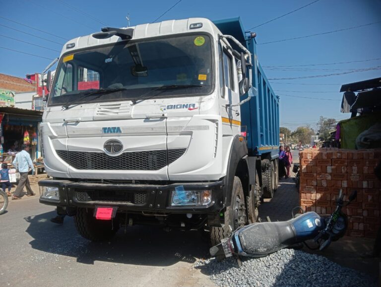 अनियंत्रित हाइवा ने खड़ी कार और बाइक में मारी टक्कर।
