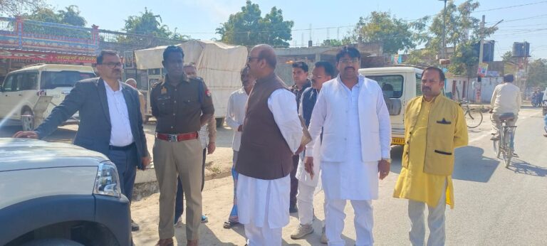 मिल्लत नगर बैरियर की जांच में पहुंचे एसडीएम क्षेत्राधिकारी व ईओ।