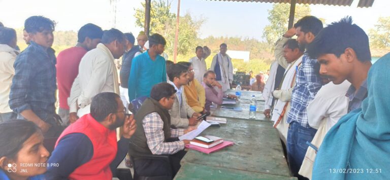 विस्थापितों डूब क्षेत्र के कोरची मे एसडीएम ने लगाया चौपाल।