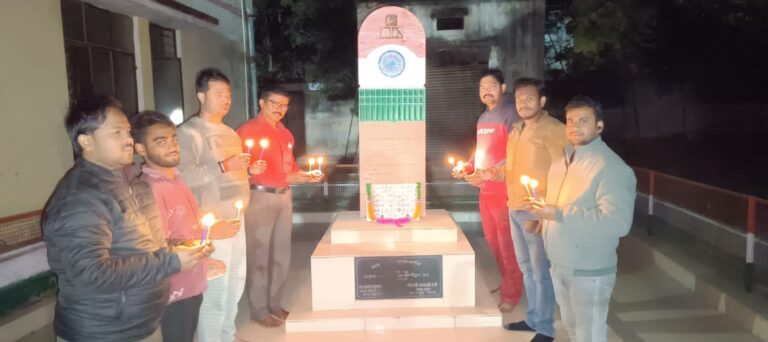 पुलवामा हमले की बरसी पर विहिप, बजरंग दल,भाजपा के कार्यकर्ताओं ने शहीद स्मारक स्थल पर श्रद्धांजलि अर्पित की।