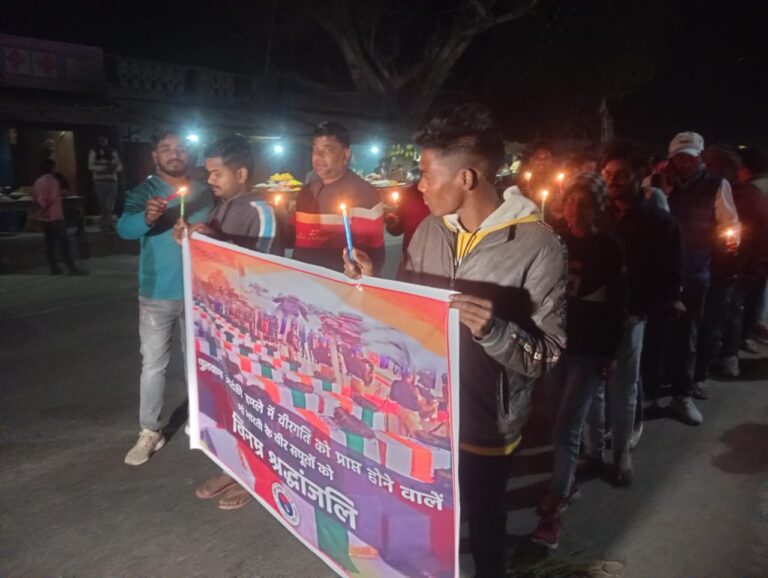 वीर शहीदों की याद में एबीवीपी के कार्यकर्ताओं ने निकाला कैंडल मार्च।