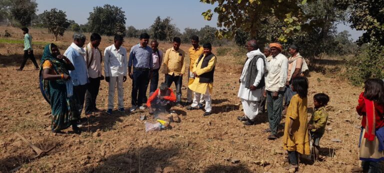 म्योरपुर ब्लॉक प्रमुख ने जामपानी में ब्लास्ट कूप निर्माण के लिए किया भूमि पूजन।