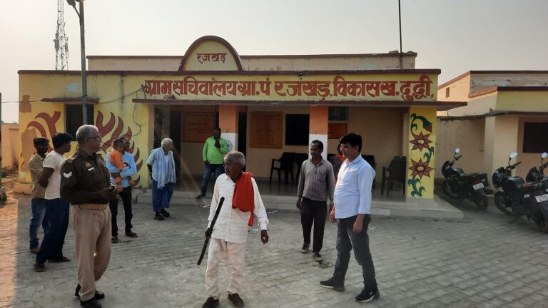 ग्राम पंचायत रजखड़ के पंचायत भवन में लगे इनवर्टर बैट्री की चोरी, शिवरात्रि की रात में।