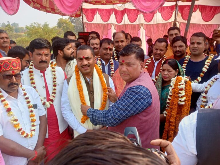 जागरण एवं मेले का आयोजन में मुख्य अतिथि विधायक भानु प्रताप शाही पहुँचे।