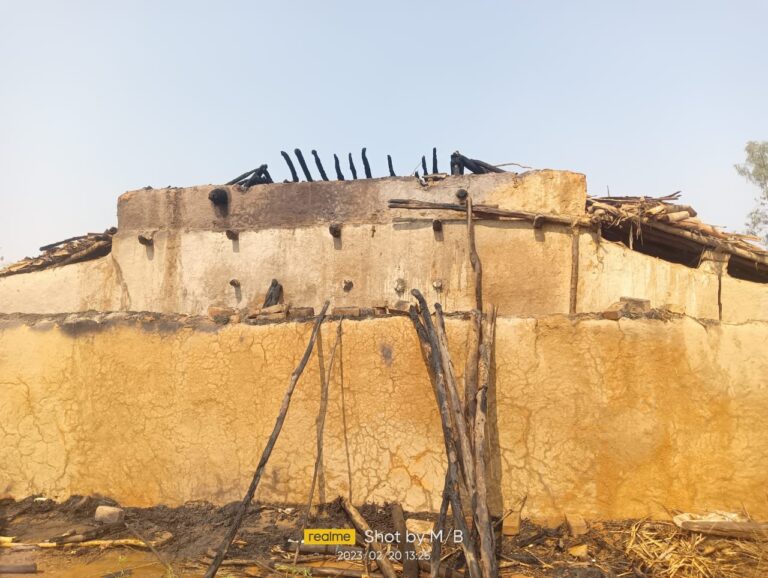 कच्चे मकान में संदिग्ध परिस्थितियों में लगी आग, आधा हिस्सा जलकर खाक।