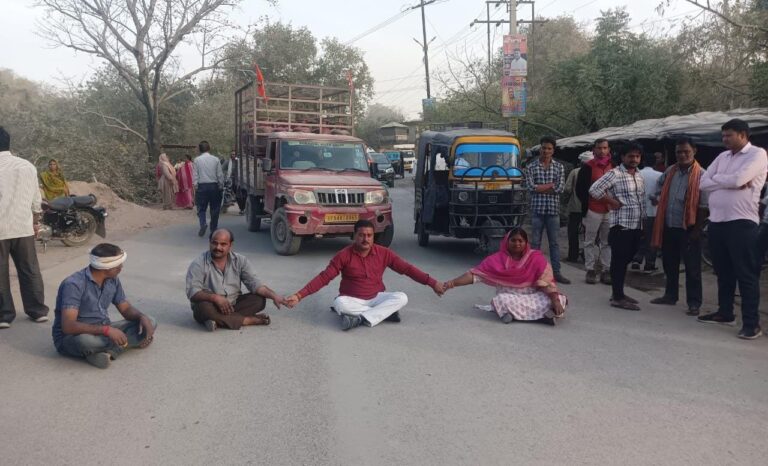 भाजपा नेता ने नगर पंचायत डाला अधिशासी अधिकारी के खिलाफ किया चक्का जाम।