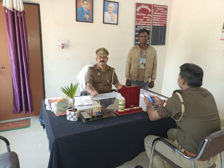 दर्जनों मुकदमे में संलिप्त शातिर को तमंचा, जिंदा कारतूस, गांजा के साथ करमा पुलिस ने किया गिरफ्तार।