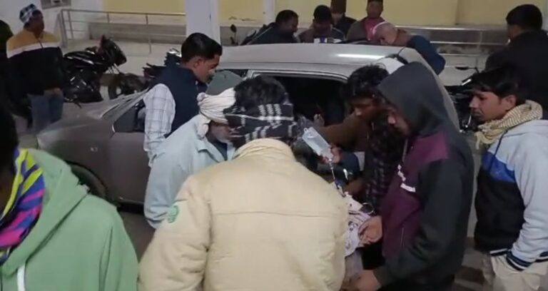 दो बाइक की टक्कर में 4 लोग गंभीर रूप से घायल।