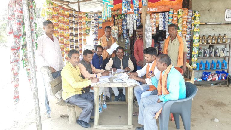 सागोबांध शक्ति केंद्र पर भाजपा पदाधिकारियो ने पन्ना प्रमुख बूथ अध्यक्ष को दी जानकारी