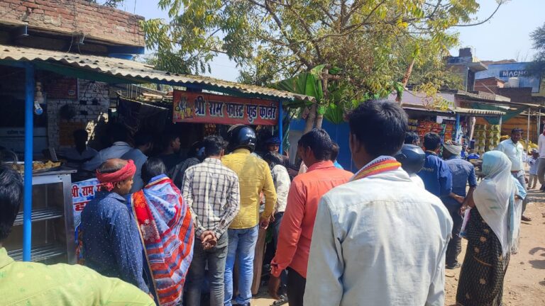 देवी दर्शन करने जा रहे बाइक सवार को टेम्पो ने मारा धक्का,3 घायल