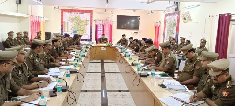 जनपद में कानून व शांति व्यवस्था सहित अपराध नियंत्रण के दृष्टिगत की गई समीक्षा बैठक