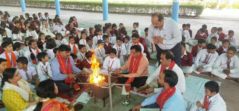 डीएवी पब्लिक स्कूल एनटीपीसी में सत्र के समापन पर वेद मंत्रोच्चार के द्वारा हुआ हवन का आयोजन