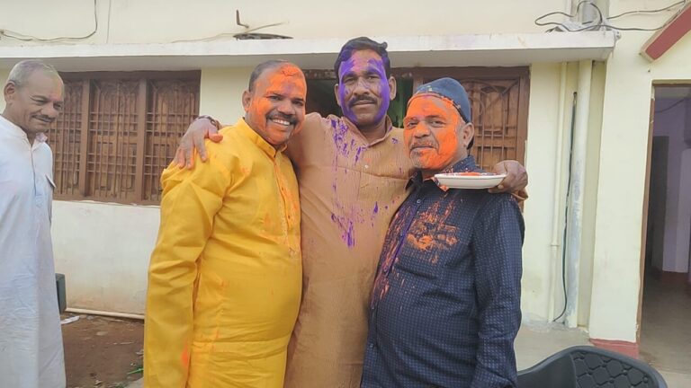 दुद्धी विधायक रामदुलार ने होली त्योहार पर लोगो के घर जा दी बधाई।