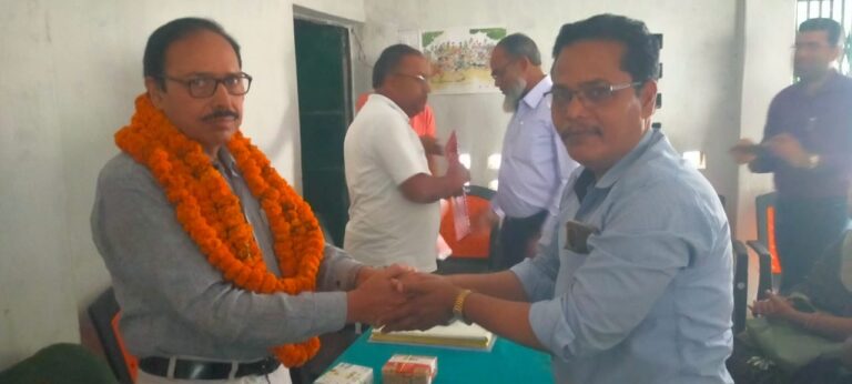 नम आंखों से दी गई सेवानिवृत हो रहे शिक्षक की विदाई-